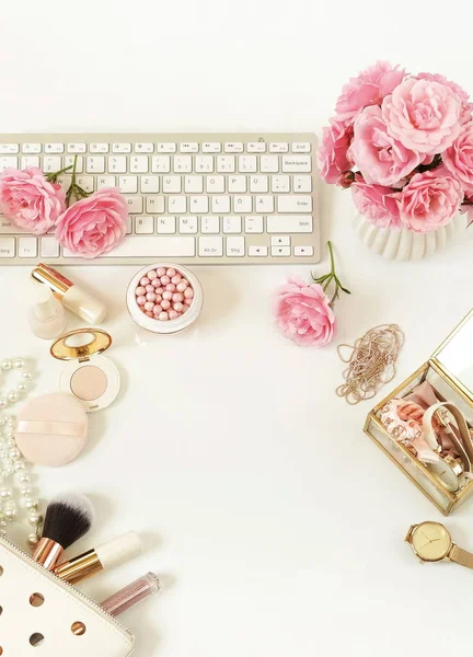 Düz lay, üstten görünüm office kadınsı Danışma, kadın aksesuarları, makyaj laptop ve buket gül ile çalışma alanı. Güzellik blog kavramı. Kopya alanı