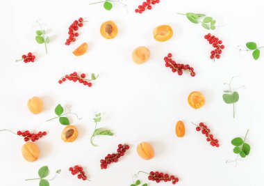 Yaz lezzetli meyve, berry arka plan, gıda renk desen kayısı, kiraz, beyaz zemin üzerine kırmızı kuş üzümü. Düz yatıyordu. Üstten görünüm. Kopya alanı