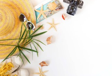 Seyahat Aksesuarları, tropikal palmiye yaprağı metin için boş yer beyaz zemin üzerine dalları. Tatil, hafta sonu kavramı seyahat. Yaz arka plan. Düz yatıyordu, en iyi görünümü.