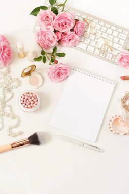 Düz lay, üstten görünüm office kadınsı Danışma, kadın aksesuarları, makyaj laptop ve buket gül ile çalışma alanı. Güzellik blog kavramı. Kopya alanı