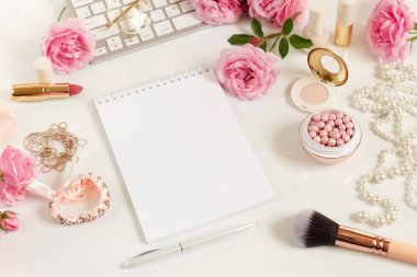 Düz lay, üstten görünüm office kadınsı Danışma, kadın aksesuarları, makyaj laptop ve buket gül ile çalışma alanı. Güzellik blog kavramı. Kopya alanı