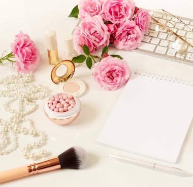Düz lay, üstten görünüm office kadınsı Danışma, kadın aksesuarları, makyaj laptop ve buket gül ile çalışma alanı. Güzellik blog kavramı. Kopya alanı