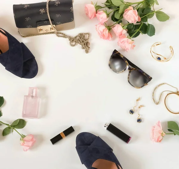 Yaz kadın moda şık lyxury kompozisyon giysiler. Sandalet, çanta, güneş gözlüğü, ürünlerin, aksesuar yapmak. Collage.copy alanı düz yatıyordu, üst gösterme