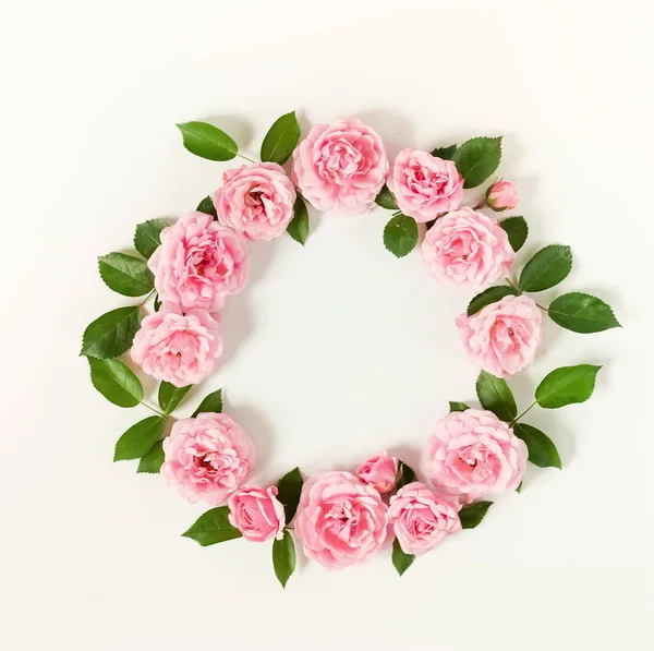 Taze gül çiçek tomurcukları ve beyaz arka plan üzerinde yaprak çerçeve çiçek. Düz yatıyordu, en iyi görünümü mockup.