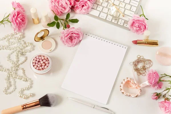 Flat Lag Bovenaanzicht Vrouwelijke Bureau Vrouwelijke Make Accessoires Werkruimte Met — Stockfoto