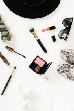 Moda arka plan. Kadın moda şık kumaş ve aksesuarları. Erkek şapka, çanta, bot, güneş gözlüğü ve kozmetik beyaz bir arka plan üzerinde hissetti. Uzay kopyalayın. Düz lay.top görünümü