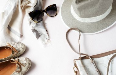 Düz lüks kadın giyim ve aksesuarları pastel renkler eşarp, çanta, schoes, kümesidir yatıyordu, makyaj ve güneş gözlüğü üzerinde arka plan ışık. üstten görünüm. düz lay.copy alanı