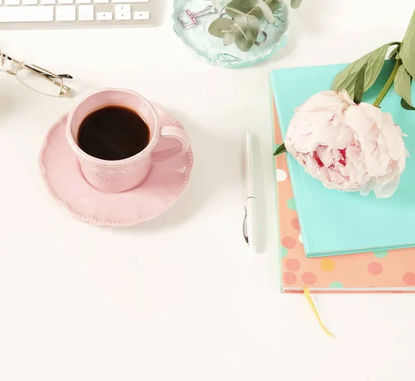 Lay Kadın Ofis Masası Düz Kadın Çalışma Alanıyla Laptop Çiçek — Stok fotoğraf