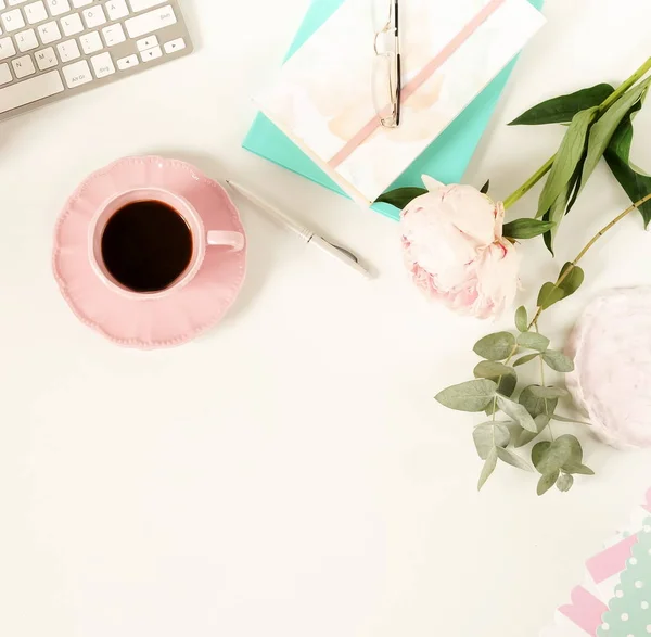 Lay Kadın Ofis Masası Düz Kadın Çalışma Alanıyla Laptop Çiçek — Stok fotoğraf