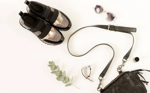 Donna Abiti Casual Moda Accessori Impostati Sfondo Bianco Borsa Sneakers — Foto Stock