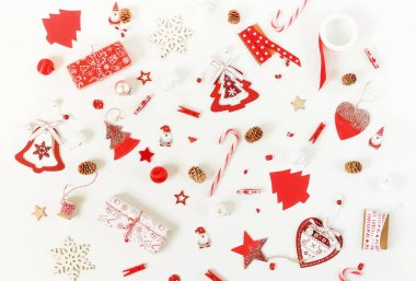 Kırmızı ve beyaz Noel süsleri ve çerçeve kadar sahte Noel arka plan deseni. Yeni yıl Noel topları Xmas bileşimi. Kış tatil kavramı. Düz yatıyordu. Üstten görünüm. Kopya alanı