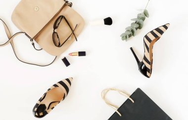 Düz yatıyordu, en iyi kadın moda aksesuarları görünümünü. Bej çanta, güneş gözlüğü, yüksek topuk ayakkabı ve beyaz arka plan üzerinde kozmetik. Kopya alanı