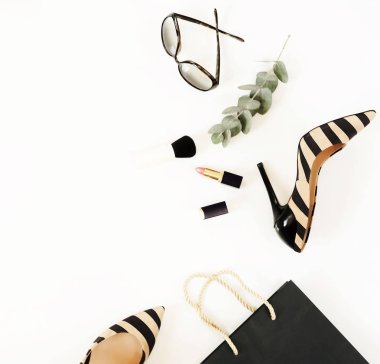 Düz yatıyordu, en iyi kadın moda aksesuarları görünümünü. Bej çanta, güneş gözlüğü, yüksek topuk ayakkabı ve beyaz arka plan üzerinde kozmetik. Kopya alanı