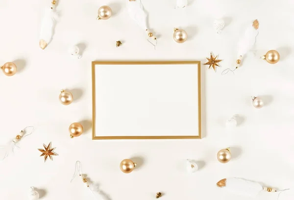 Weihnachtshintergrund Aus Gold Und Weißem Weihnachtsschmuck Und Rahmen Attrappe Weihnachtskomposition — Stockfoto
