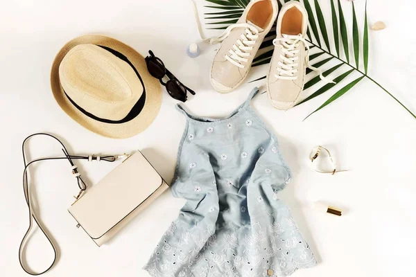 Mode Hintergrund Sommerkleidung Und Reiseaccessoires Für Frauen Auf Weißem Hintergrund — Stockfoto