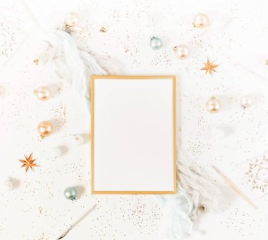 Altın ve beyaz Noel süsleri ve çerçeve kadar sahte Noel kökenli. Yeni yıl Noel topları Xmas bileşimi. Kış tatil kavramı. Düz yatıyordu. Üstten görünüm. Kopya alanı