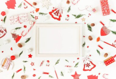 Kırmızı ve beyaz Noel süsleri ve çerçeve kadar sahte Noel arka plan deseni. Yeni yıl Noel topları Xmas bileşimi. Kış tatil kavramı. Düz yatıyordu. Üstten görünüm. Kopya alanı