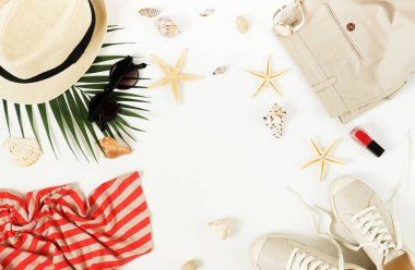 Moda arka plan. Kadın yaz giyim ve aksesuar kolaj beyaz arka plan üzerinde seyahat. Hasır şapka, spor ayakkabı espadrill, Gözlük, çanta, bluz ve palmiye yaprağı. Üstten görünüm, düz yatıyordu. Kopya alanı