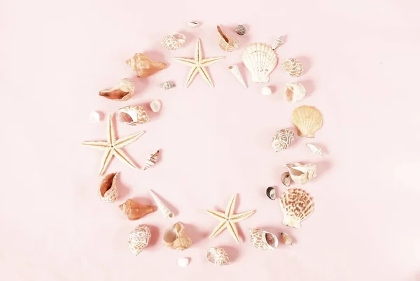 Wreath Pattern Sea Shells Stars Pale Pink Background Flat Lay — Stock Photo, Image
