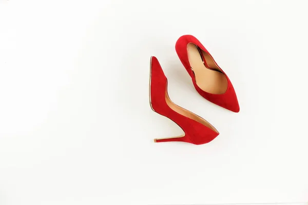 Модний Блог Виглядає Червоні Туфлі Високому Каблуці Білому Тлі Плоский — стокове фото