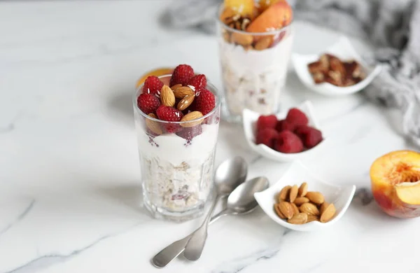 Läcker Och Hälsosam Vegetarisk Mat Müsli Yoghurt Färska Bär Hallon — Stockfoto