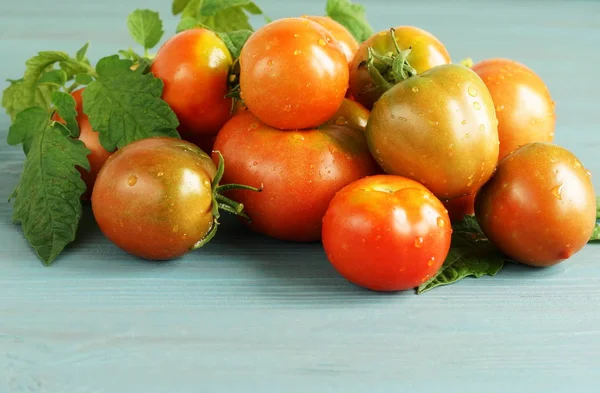 Frische Tomaten Auf Blauem Holzhintergrund — Stockfoto