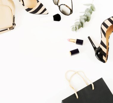 Düz yatıyordu, en iyi kadın moda aksesuarları görünümünü. Bej çanta, güneş gözlüğü, yüksek topuk ayakkabı ve beyaz arka plan üzerinde kozmetik. Kopya alanı