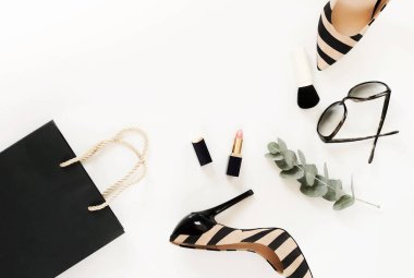 Düz yatıyordu, en iyi kadın moda aksesuarları görünümünü. Bej çanta, güneş gözlüğü, yüksek topuk ayakkabı ve beyaz arka plan üzerinde kozmetik. Kopya alanı