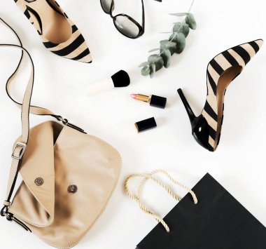 Düz yatıyordu, en iyi kadın moda aksesuarları görünümünü. Bej çanta, güneş gözlüğü, yüksek topuk ayakkabı ve beyaz arka plan üzerinde kozmetik. Kopya alanı