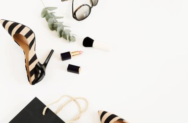 Düz yatıyordu, en iyi kadın moda aksesuarları görünümünü. Bej çanta, güneş gözlüğü, yüksek topuk ayakkabı ve beyaz arka plan üzerinde kozmetik. Kopya alanı