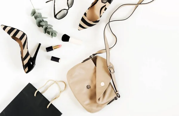 액세서리의 최고의 베이지색 핸드백 선글라스 바탕에 화장품 — 스톡 사진