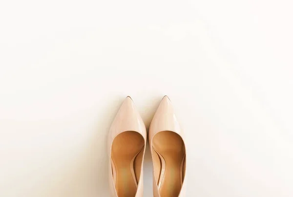 Fondo Moda Zapatos Tacón Alto Para Mujer Color Beige Sobre — Foto de Stock