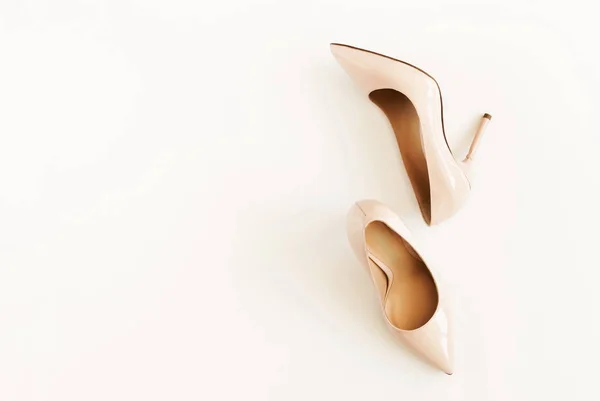 Sfondo Moda Scarpe Donna Tacco Alto Colore Beige Sfondo Bianco — Foto Stock