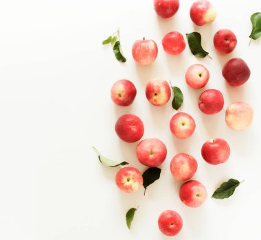 Vintage beyaz zemin üzerine kırmızı elma desen. Üstten görünüm. Uzay kopyalayın. düz lay