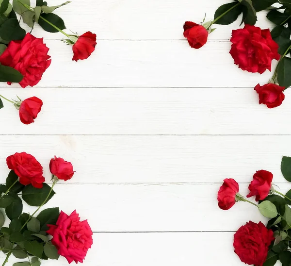 Tle Kwiatów Rama Bukiet Pięknych Czerwonych Róż Białym Tle Drewnianych — Zdjęcie stockowe