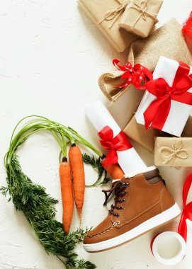 Hollanda tatil Sinterklaas arka plan. Çocuk ayakkabı, havuç, hediyeler beyaz vintage arka planda. Düz yatıyordu. Üstten görünüm. Kopya alanı
