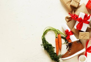 Hollanda tatil Sinterklaas arka plan. Çocuk ayakkabı, havuç, hediyeler beyaz vintage arka planda. Düz yatıyordu. Üstten görünüm. Kopya alanı