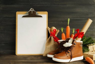 Hollanda tatil Sinterklaas arka plan. Çocuk ayakkabıları, havuç, hediyeler, kahverengi ahşap zemin panoya kadar alay et. Kopya alanı