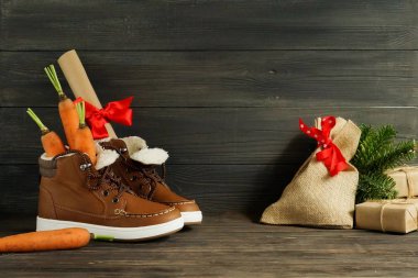 Hollanda tatil Sinterklaas arka plan. Çocuk ayakkabı, havuç, kahverengi ahşap zemin üzerinde hediyeler. Kopya alanı