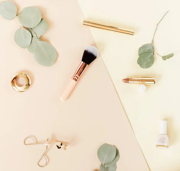 Produkty Akcesoria Kosmetyczne Makijażu Gałęzi Eukaliptusa Blado Różowym Tle Pastelowe — Zdjęcie stockowe