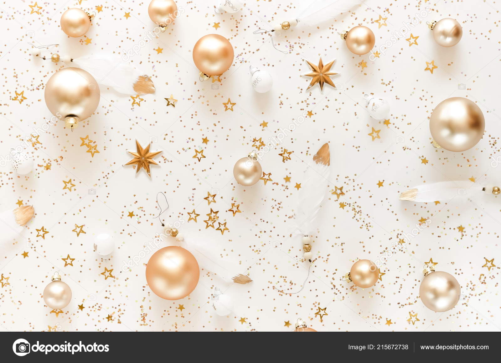 Nếu bạn đang tìm kiếm những đồ trang trí Giáng sinh đẹp mắt và tinh tế, hãy xem qua những mẫu hoa văn nền trắng vàng này. Chúng sẽ làm cho không gian của bạn trở nên lung linh và đầy ấm cúng hơn.