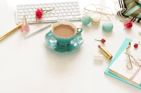 Plat Lag Women Bureau Vrouwelijke Werkruimte Met Laptop Bloemen Rozen — Stockfoto