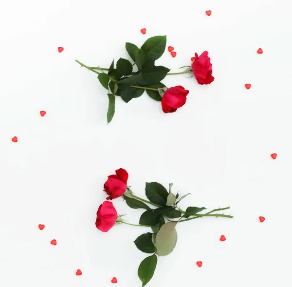 Walentynki Skład Tła Piękny Czerwony Bukiet Róż Serc Czerwony Białym — Zdjęcie stockowe