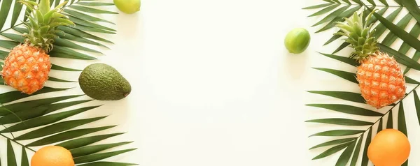 Tropisch Groene Palm Laat Takken Vruchten Ananas Bovenaanzicht Een Witte — Stockfoto