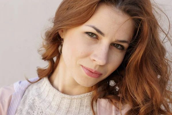 Sokakta güzel bir genç Kızıl saçlı kız portresi kapatın