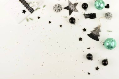 Noel kompozisyon arka plan beyaz arka planda siyah ve mavi Noel süsleri. Xmas yeni yıl Noel topları. Yaratıcı kış tatil kavramı. Düz yatıyordu. Üstten görünüm. Kopya alanı