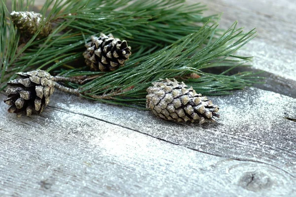 Boże Narodzenie Vintage Kompozycji Tła Gałęzie Sosnowe Szyszki Pokryte Śniegiem — Zdjęcie stockowe