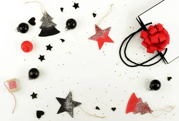 Weihnachtskomposition Aus Dekorationen Auf Weißem Hintergrund Weihnachten Der Neujahrsbälle Kreatives — Stockfoto