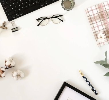 Lay kadın ofis masası düz. Laptop, çiçek pamuk, aksesuarlar, dizüstü bilgisayarlar, beyaz zemin üzerine gözlük ile kadın çalışma alanı. Üstten görünüm kadınsı arka plan. Kopya alanı. 