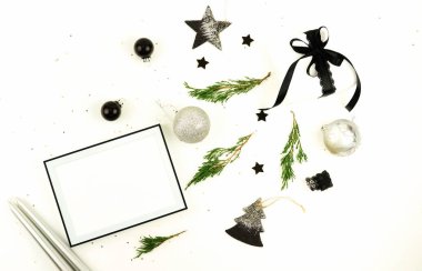 Noel kompozisyon siyah ve silber süslemeleri ve çerçeve beyaz zemin üzerine alay etmek yukarıya. Xmas yeni yıl Noel topları. Yaratıcı kış tatil kavramı. Düz yatıyordu. Üstten görünüm. Kopya alanı